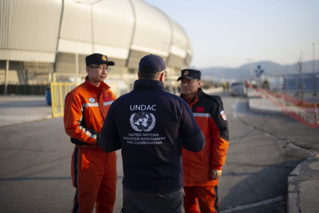 UNDAC member team talking to the Chinese USAR team, Türkiye, 2023.